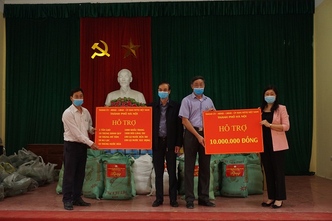 Lãnh đạo thành phố Hà Nội đi kiểm tra và tặng quà cho xã Dũng Tiến, huyện Thường Tín 