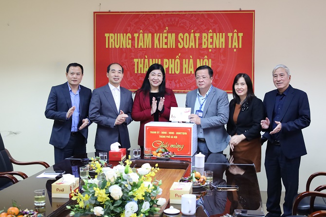 UBND thành phố Hà Nội thăm và tặng quà cho Trung tâm Kiểm soát bệnh tật thành phố Hà Nội nhân dịp đón Xuân Ất tỵ 2025