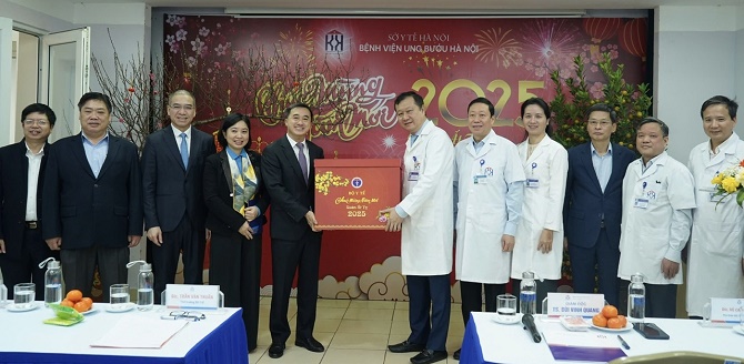 Thứ trưởng Bộ Y tế Trần Văn Thuấn thăm và chúc tết Bệnh viện Ung Bướu Hà Nội