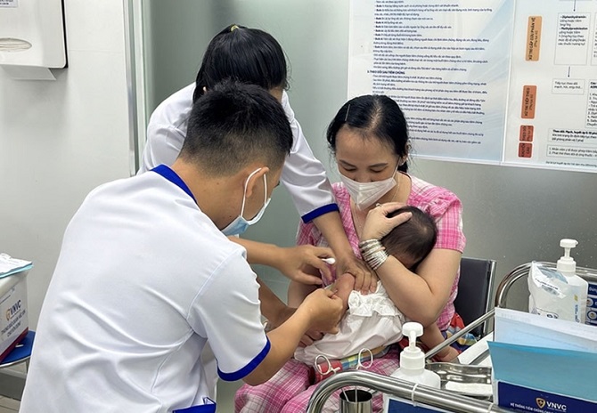 Có khoảng 20.000 trẻ từ 6 tháng đến dưới 9 tháng tuổi được tiêm 01 mũi vắc xin phòng bệnh sởi