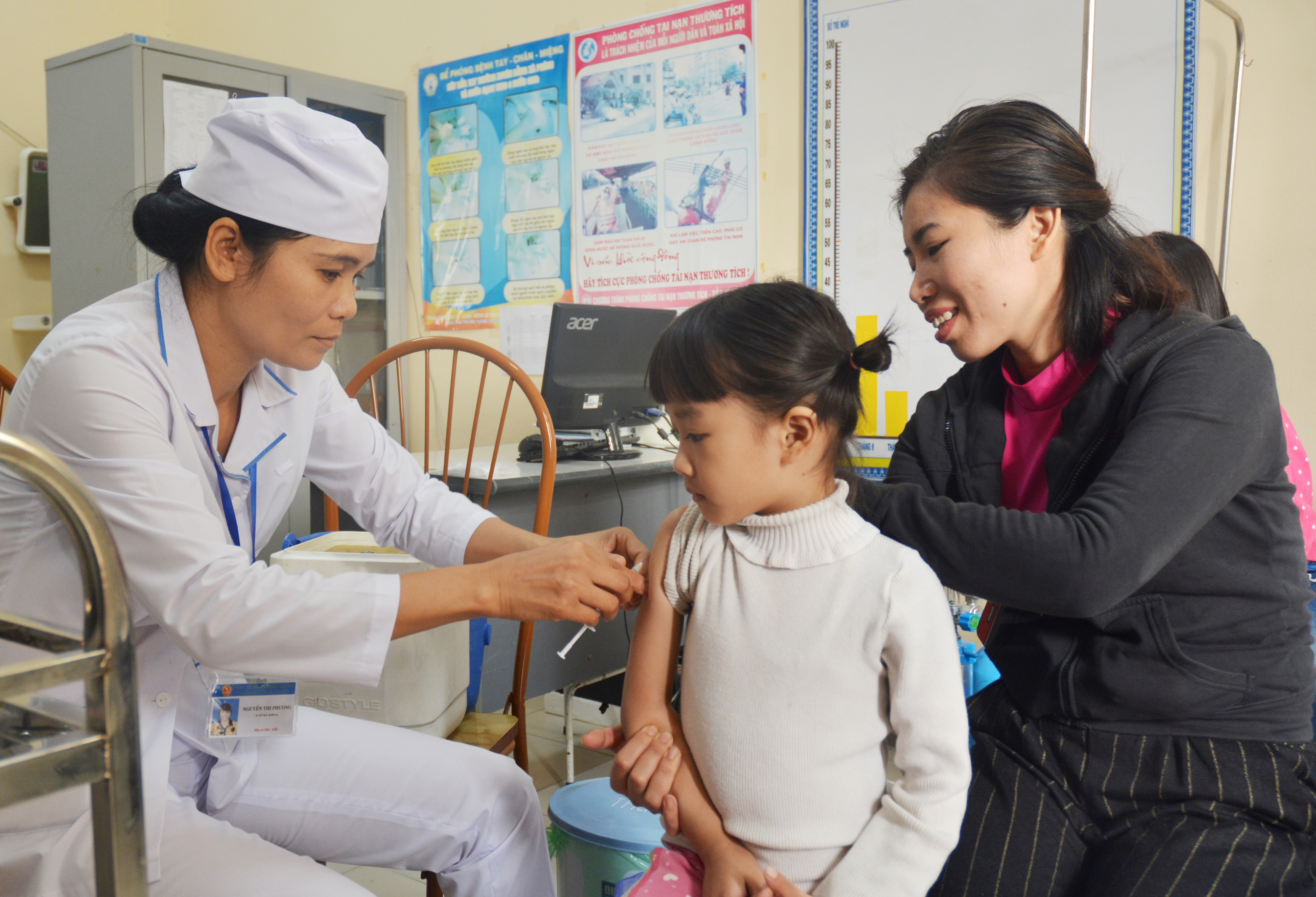 Tiêm vắc xin sởi là biện pháp phòng tránh hiệu quả nhất, giúp cơ thể tạo ra miễn dịch chống lại vi rút sởi