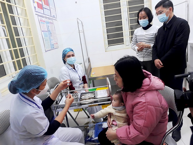 Kiểm tra công tác tiêm vắc xin phòng bệnh sởi cho trẻ từ đủ 6 tháng đến dưới 9 tháng tuổi tại Trạm y tế phường Vĩnh Tuy