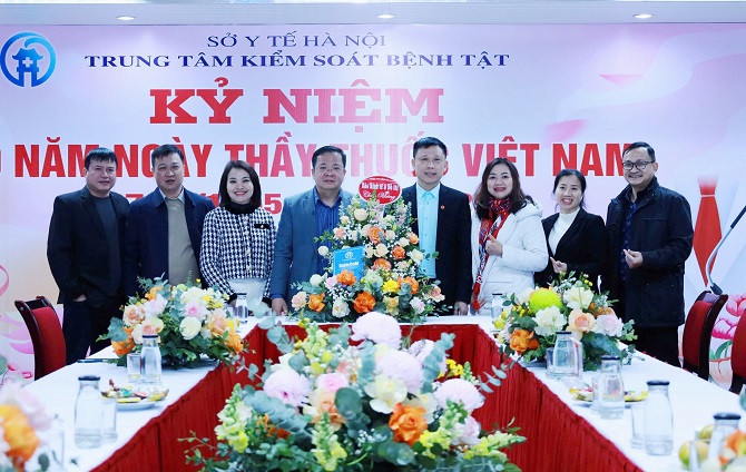 Thăm và chúc mừng kỷ niệm 70 năm Ngày Thầy thuốc Việt Nam Trung tâm Kiểm soát bệnh tật thành phố Hà Nội