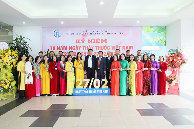 Thứ trưởng Bộ Y tế Đỗ Xuân Tuyên cùng đoàn công tác đến thăm và chúc mừng Trung tâm Kiểm soát bệnh tật thành phố Hà Nội