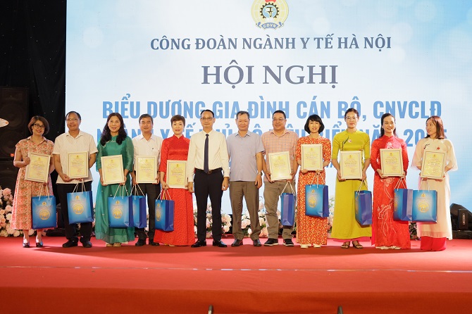 Ngành y tế Hà Nội biểu dương 179 gia đình tiêu biểu và khen thường 66 học sinh đạt thành tích xuất sắc năm học 2024 - 2025