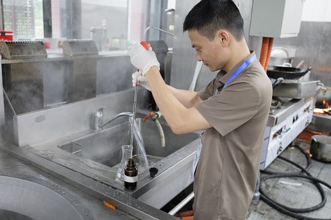 CDC Hà Nội kiểm tra công tác vệ sinh môi trường, chất lượng nước tại các khách sạn phục vụ Lễ kỷ niệm 80 năm Cách mạng Tháng Tám và Quốc khánh 2/9