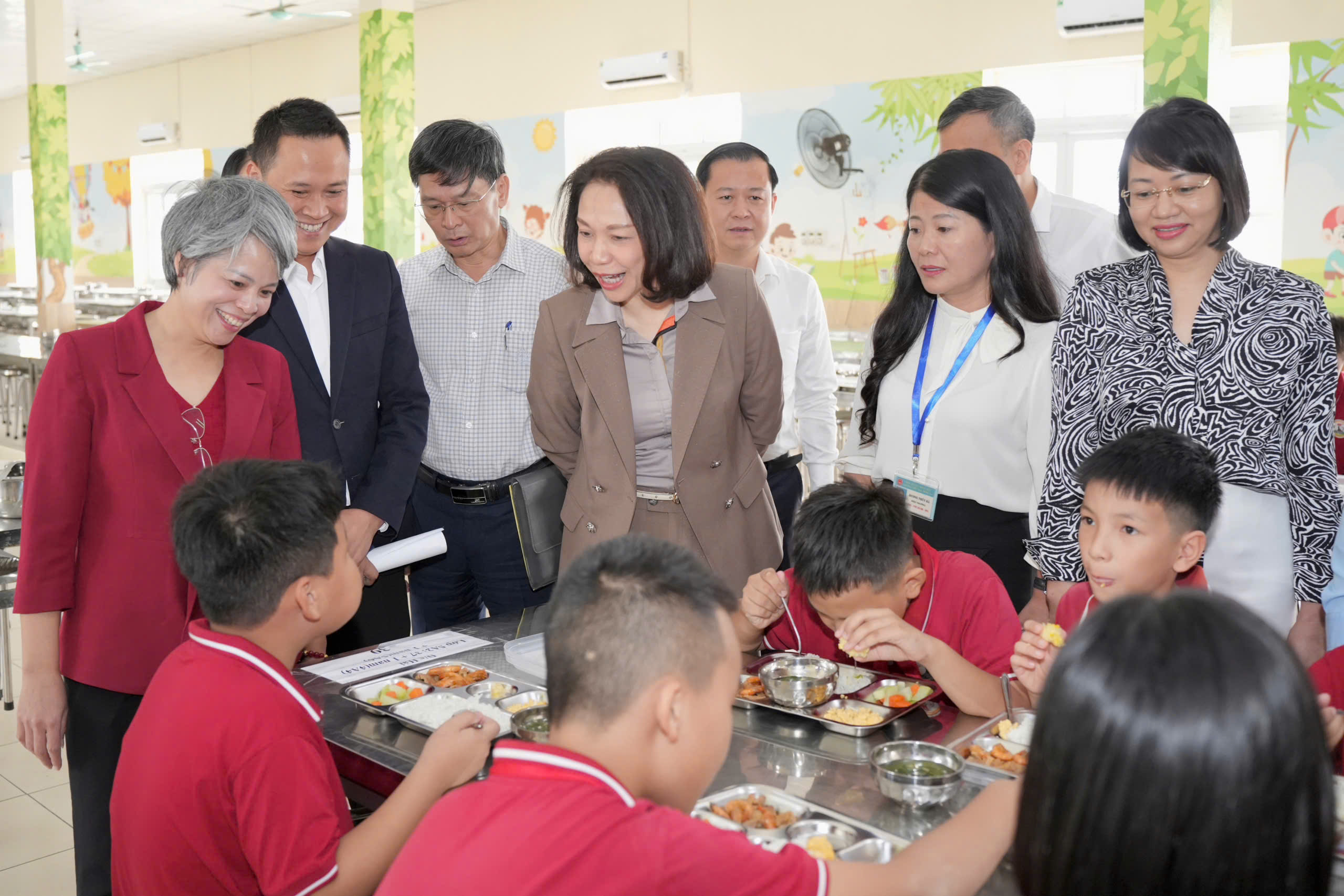 Phó Chủ tịch UBND TP Hà Nội Vũ Thu Hà kiểm tra đột xuất công tác thí điểm tổ chức bữa ăn bán trú cho học sinh