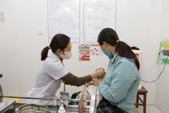 Các Trạm Y tế xã, phường triển khai uống vắc xin Rota cho trẻ em