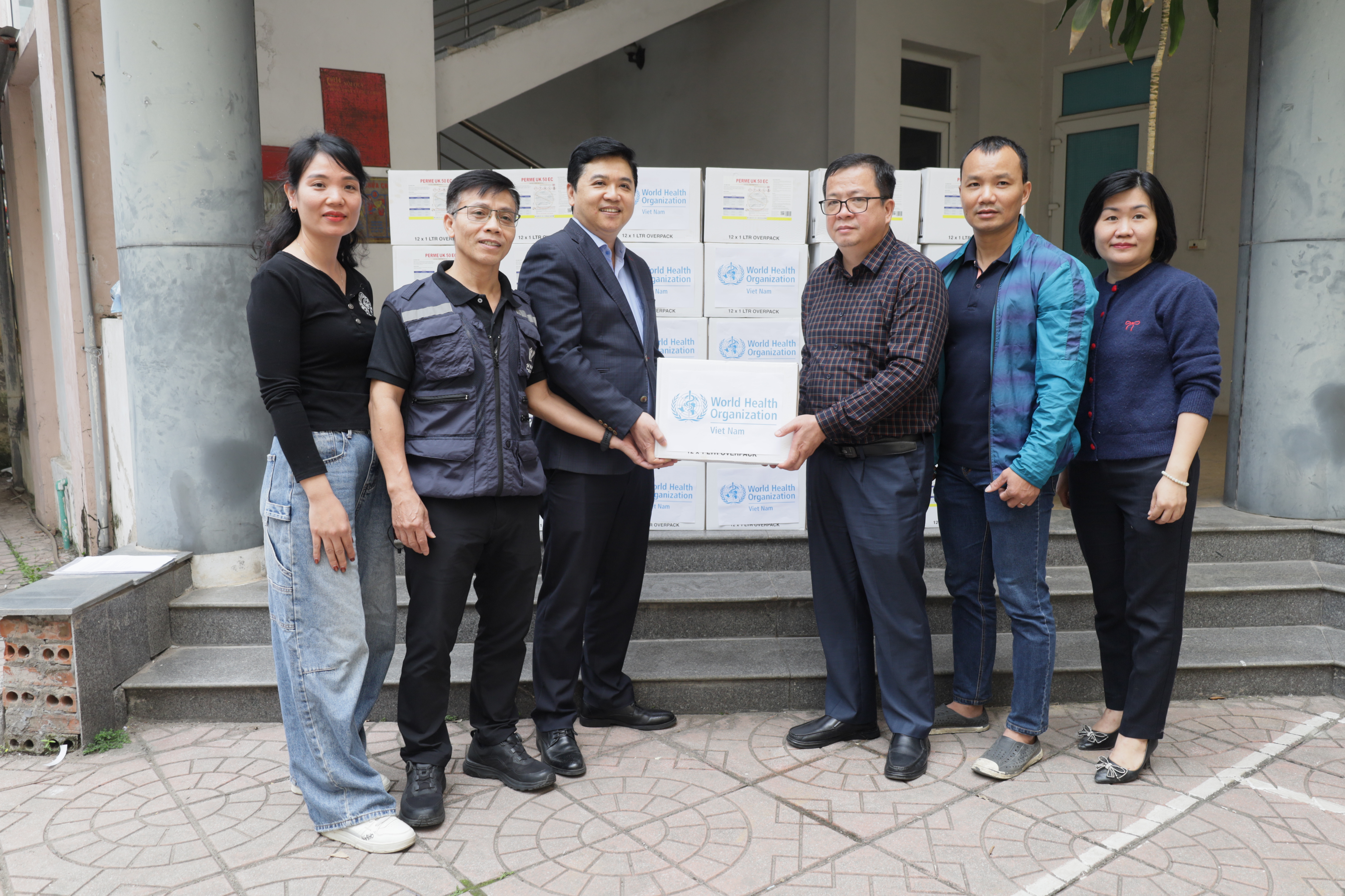 WHO hỗ trợ Hà nội 1000 lít hóa chất diệt côn trùng