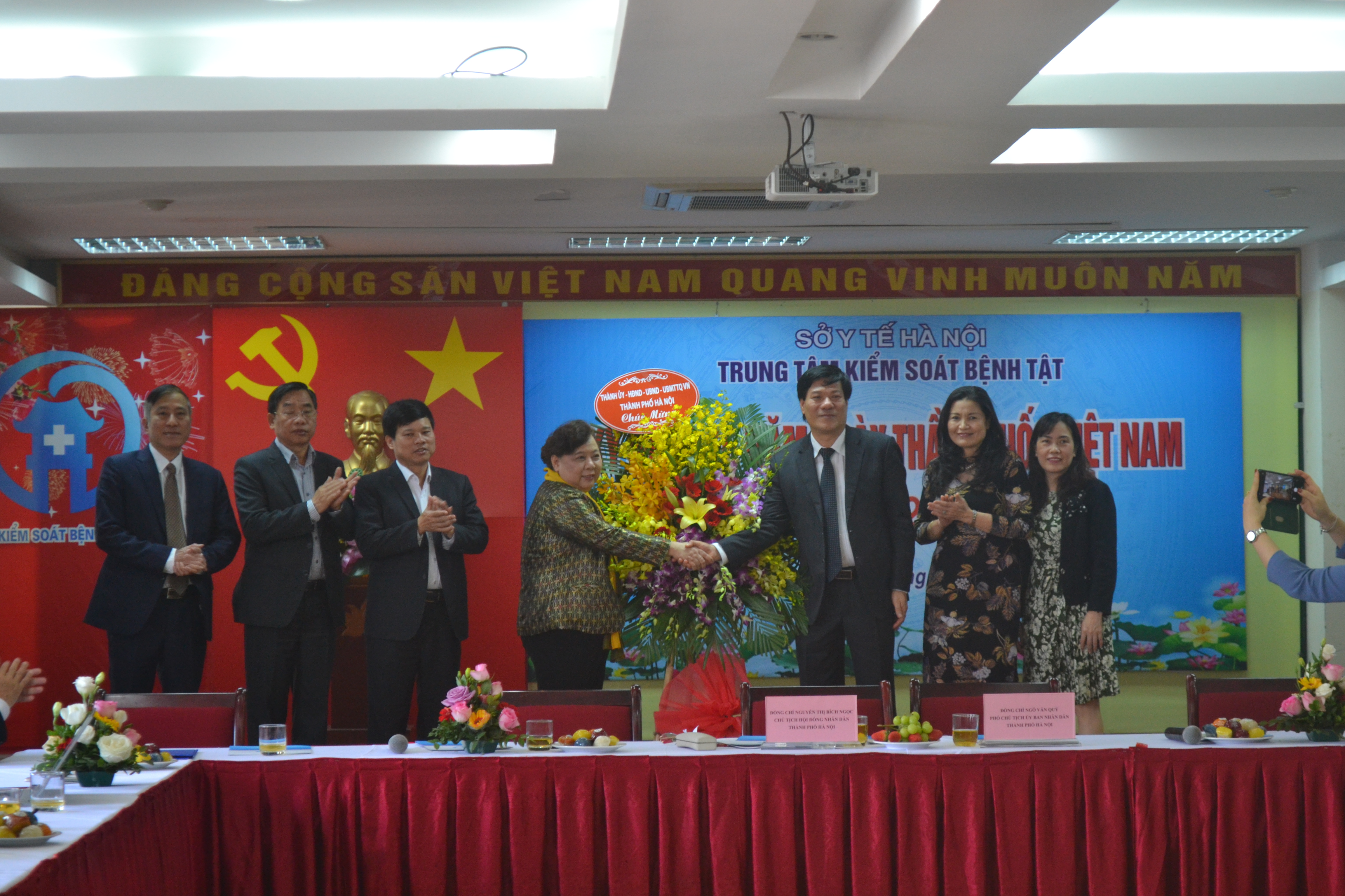 Lãnh đạo thành phố chúc mừng Trung tâm Kiểm soát bệnh tật nhân Ngày thầy thuốc Việt Nam