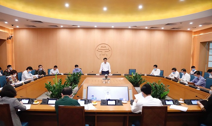 Tất cả người dân ra ngoài phải đeo khẩu trang, giữ khoảng cách 2-3m và không đến gửi quà cho những người đang ở cách ly tập trung