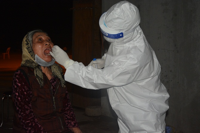 Lấy mẫu xét nghiệm dịch bệnh Covid-19 trong đêm cho người dân thôn Hạ Lôi, xã Mê Linh, huyện Mê Linh